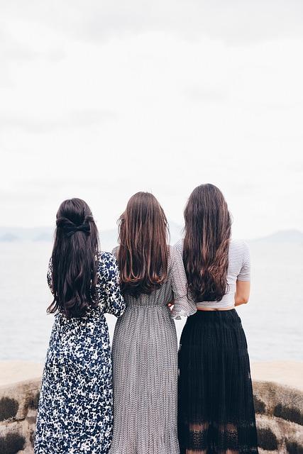 Účesy jako základ: Návod na klasický cop a messy bun