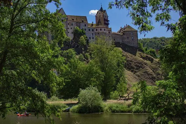 Havraspár hrad: Historie a význam této impozantní památky